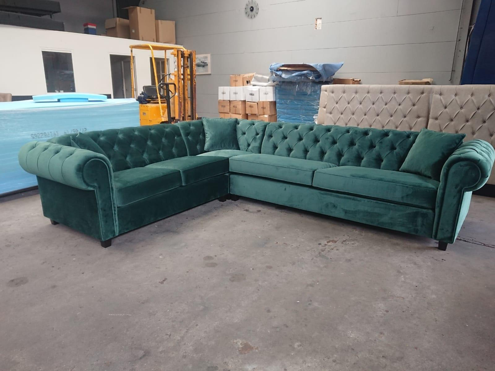 Luxe gestoffeerde Chesterfield bank in groen fluweel